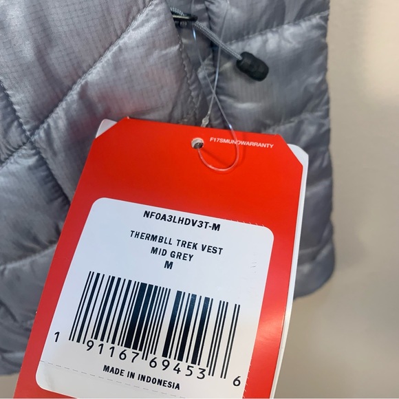 The North Face Quilted Thermoball Trek Eco Lightweight Puffer Vest Company Logo - Picture 8 of 14